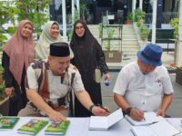 Berikut adalah parafrase berita tersebut sesuai dengan kaidah jurnalistik: --- Cabe Katokkon Sempat Disangka Strawberry oleh Ibu Ketua PKK Makassar Oleh Aslam Katutu Dalam sebuah momen kecil namun menarik, saya harus menjelaskan kepada Ibu Melinda Aksa, Ketua Penggerak PKK Kota Makassar, bahwa buah merah yang tergantung di pohon bukanlah strawberry, melainkan Cabe Katokkon. Kejadian ini terjadi saat rombongan Walikota Makassar melakukan seremonial peluncuran Gerakan Urban Farming di Masjid Bin Baz. Ibu-ibu yang hadir melihat buah merah dalam bungkusan plastik segar tersebut langsung mengira itu strawberry. Padahal, buah itu adalah Cabe Katokkon, salah satu produk unggulan yang akan dikembangkan dalam program Urban Farming di Bukit Baruga. Selain cabe ini, produk unggulan lainnya adalah buah anggur dan ayam kampung Yudistira. Cabe Katokkon merupakan hasil penelitian Prof. Sudirman Numba, inisiator Gerakan Urban Farming Bukit Baruga. Komunitas ini sedang dikembangkan di kawasan Malino, dataran tinggi, dan segera diperluas ke Bukit Baruga yang meski namanya bukit, berada di dataran rendah Kota Makassar. Selain pembibitan, produk Cabe Katokkon juga dipasarkan dalam bentuk cabai segar kemasan plastik mika 250 gram, serta olahan sambal Katokkon dalam botol kaca ukuran 250 ml. Produk ini diharapkan dapat memenuhi kebutuhan rumah tangga dan memberi peluang usaha bagi ibu-ibu rumah tangga untuk memperoleh penghasilan tambahan. Cabe Katokkon berasal dari dataran tinggi Tana Toraja, Sulawesi Selatan. Cabai ini memiliki bentuk gemuk dan berkulit tebal, berwarna hijau saat muda dan merah cerah saat matang. Masyarakat Toraja menyebutnya “permata pedas pegunungan” karena aroma dan rasa pedasnya yang khas dan tajam, dengan sensasi hangat yang bertahan lama di mulut. Saat ini, Cabe Katokkon mulai dikenal di luar Toraja. Wisatawan sering membawanya sebagai buah tangan, dan permintaan ekspor meningkat karena keunikan rasa cabai ini menarik perhatian dunia kuliner internasional. Meski demikian, bagi masyarakat Toraja, Cabe Katokkon lebih dari sekadar komoditas; ia merupakan simbol keteguhan dan kekuatan budaya yang tetap bertahan di tengah arus modernisasi. --- Kalau kamu mau, saya juga bisa buat versi yang lebih singkat atau lebih formal, tinggal bilang ya!